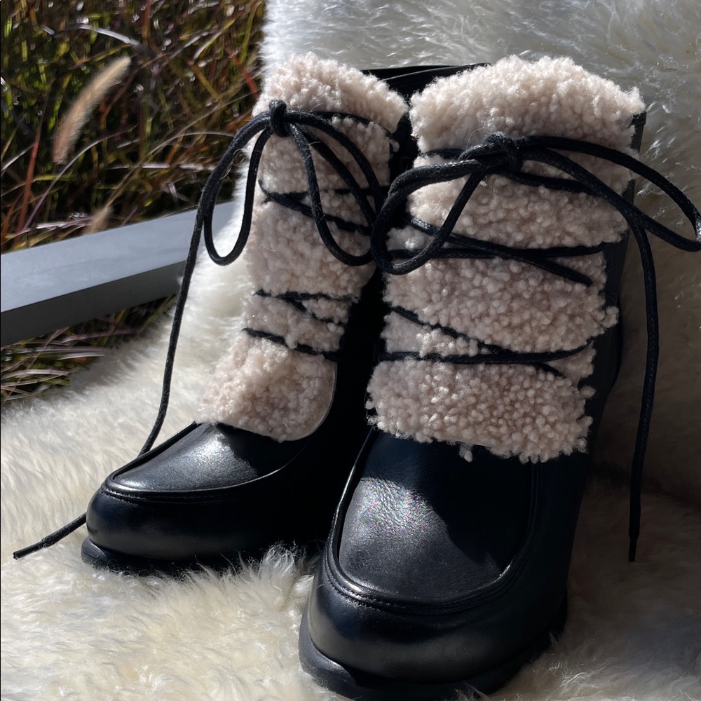 UGG Vicki Leather Shearling Heeled Boots Size 8 1/2